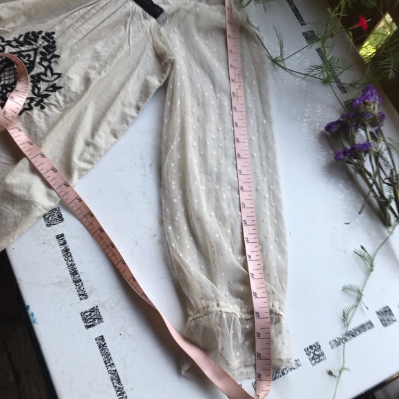 Cupio XL NWT embroidered top with lace sleeves. - Picture 3 of 7